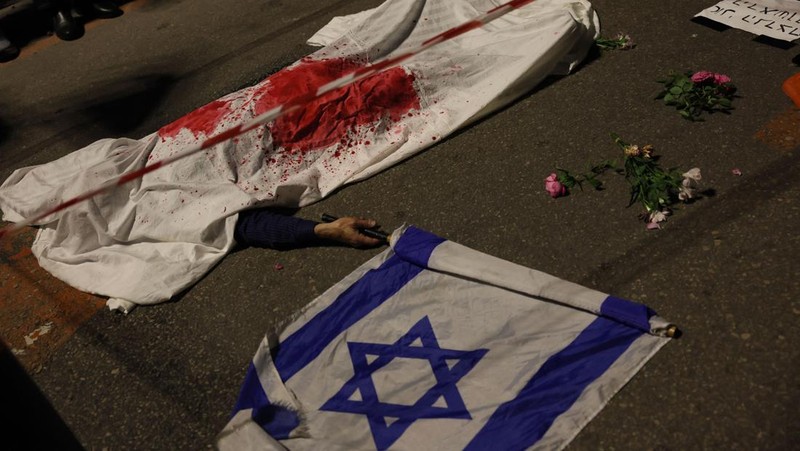 Sekitar 150 ribu warga Israel menggelar protes menentang perubahan sistem peradilan. (REUTERS/ILAN ROSENBERG)
