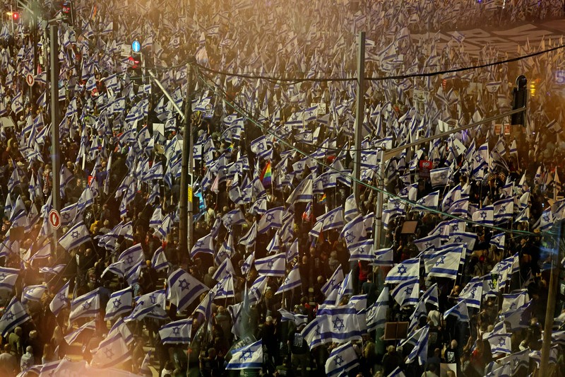 Sekitar 150 ribu warga Israel menggelar protes menentang perubahan sistem peradilan. (REUTERS/ILAN ROSENBERG)