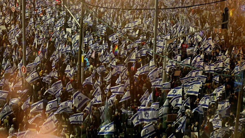 Sekitar 150 ribu warga Israel menggelar protes menentang perubahan sistem peradilan. (REUTERS/ILAN ROSENBERG)