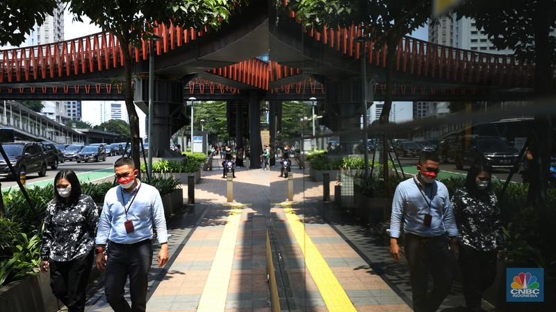 Warga menggunakan payung untuk menghindari paparan sinar matahari di kawasan Jakarta, Senin (17/4/2023). Warga menggunakan payung untuk menghindari paparan sinar matahari di kawasan Jakarta, Senin (17/4/2023). (CNBC Indonesia/Tri Susilo)