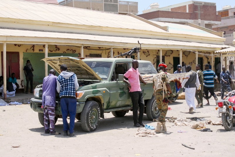 Warga Sudan menyapa tentara, yang setia kepada panglima militer Abdel Fattah al-Burhan, di kota Laut Merah Port Sudan pada 16 April 2023. Warga Sudan menyapa tentara, yang setia kepada panglima militer Abdel Fattah al-Burhan, di kota Laut Merah Port Sudan pada 16 April 2023. - Pejuang yang berjuang di Sudan mengatakan mereka telah menyetujui jeda kemanusiaan selama berjam-jam, termasuk untuk mengevakuasi yang terluka , pada hari kedua pertempuran kota yang berkecamuk yang menewaskan lebih dari 50 warga sipil termasuk tiga staf PBB dan memicu protes internasional. (-/AFP via Getty Images)