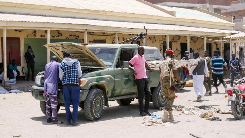 Warga Sudan menyapa tentara, yang setia kepada panglima militer Abdel Fattah al-Burhan, di kota Laut Merah Port Sudan pada 16 April 2023. - Pejuang yang berjuang di Sudan mengatakan mereka telah menyetujui jeda kemanusiaan selama berjam-jam, termasuk untuk mengevakuasi yang terluka , pada hari kedua pertempuran kota yang berkecamuk yang menewaskan lebih dari 50 warga sipil termasuk tiga staf PBB dan memicu protes internasional. (-/AFP via Getty Images)