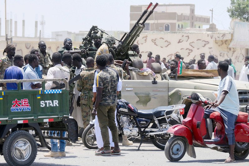Warga Sudan menyapa tentara, yang setia kepada panglima militer Abdel Fattah al-Burhan, di kota Laut Merah Port Sudan pada 16 April 2023. - Pejuang yang berjuang di Sudan mengatakan mereka telah menyetujui jeda kemanusiaan selama berjam-jam, termasuk untuk mengevakuasi yang terluka , pada hari kedua pertempuran kota yang berkecamuk yang menewaskan lebih dari 50 warga sipil termasuk tiga staf PBB dan memicu protes internasional. (-/AFP via Getty Images)