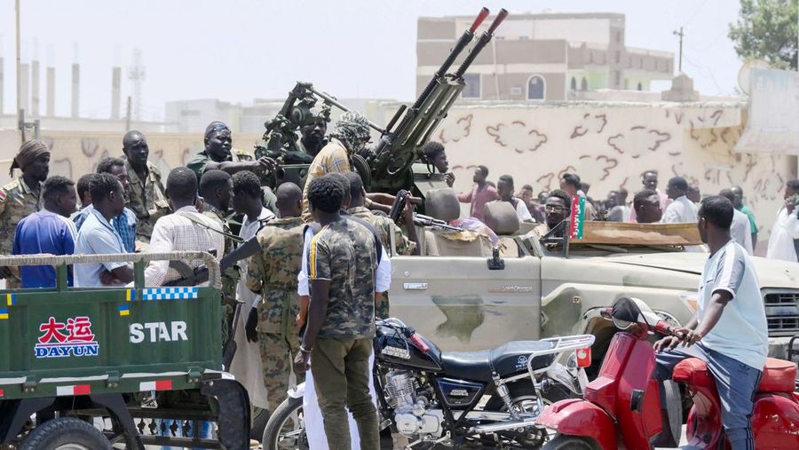 Warga Sudan menyapa tentara, yang setia kepada panglima militer Abdel Fattah al-Burhan, di kota Laut Merah Port Sudan pada 16 April 2023. - Pejuang yang berjuang di Sudan mengatakan mereka telah menyetujui jeda kemanusiaan selama berjam-jam, termasuk untuk mengevakuasi yang terluka , pada hari kedua pertempuran kota yang berkecamuk yang menewaskan lebih dari 50 warga sipil termasuk tiga staf PBB dan memicu protes internasional. (-/AFP via Getty Images)