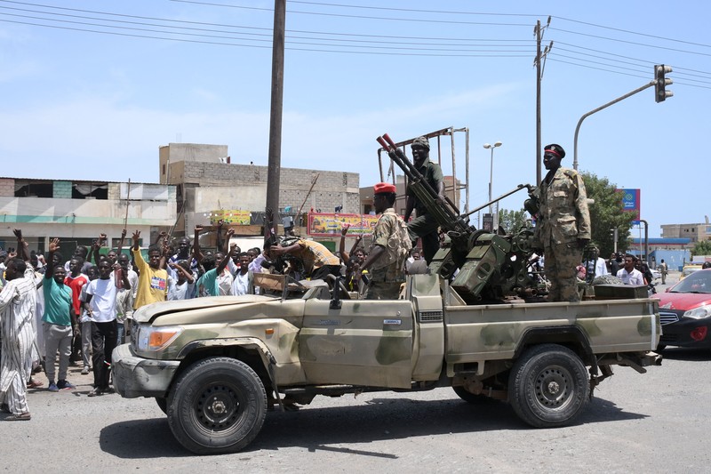 Warga Sudan menyapa tentara, yang setia kepada panglima militer Abdel Fattah al-Burhan, di kota Laut Merah Port Sudan pada 16 April 2023. Warga Sudan menyapa tentara, yang setia kepada panglima militer Abdel Fattah al-Burhan, di kota Laut Merah Port Sudan pada 16 April 2023. - Pejuang yang berjuang di Sudan mengatakan mereka telah menyetujui jeda kemanusiaan selama berjam-jam, termasuk untuk mengevakuasi yang terluka , pada hari kedua pertempuran kota yang berkecamuk yang menewaskan lebih dari 50 warga sipil termasuk tiga staf PBB dan memicu protes internasional. (-/AFP via Getty Images)
