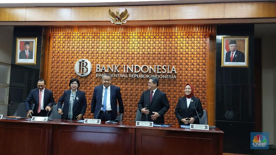 Gubernur Bank Indonesia Perry Warjiyo saat menyampaikan Hasil Rapat Dewan Gubernur Bulanan Bulan April 2023. (CNBC Indonesia/Cantika Adinda Putri)