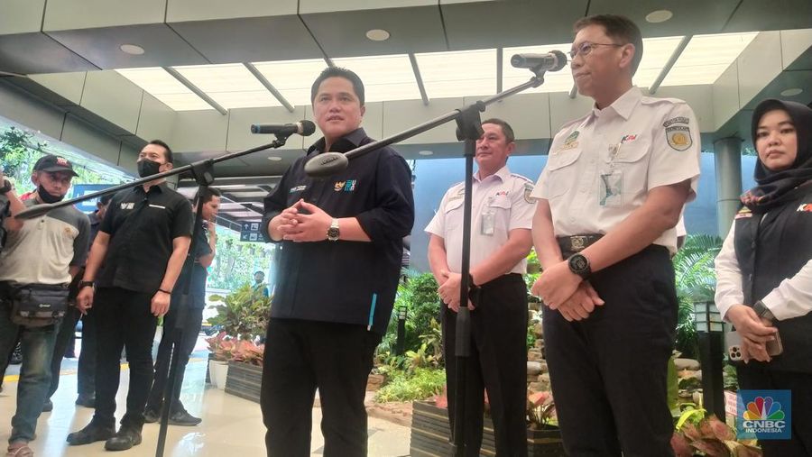 Menteri BUMN Erick Thohir melakukan kunjungan ke Stasiun Senen untuk memantau secara langsung arus mudik Lebaran Idul Fitri 2023 pada Selasa (18/4/2023). (CNBC Indonesia/Martyasari Rizky)