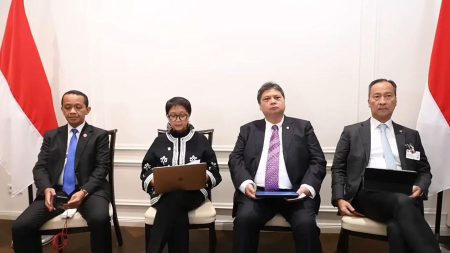 Menteri Koordinator Bidang Perekonomian Airlangga Hartarto didampingi Menteri Luar Negeri Retno Marsudi, Menteri Investasi Bahlil Lahadalia dan Menteri Perindustrian Agus Gumiwang dalam Keterangan Pers di Hannover, Jerman, Senin (17/4/2023). (Dok. Kemenko)