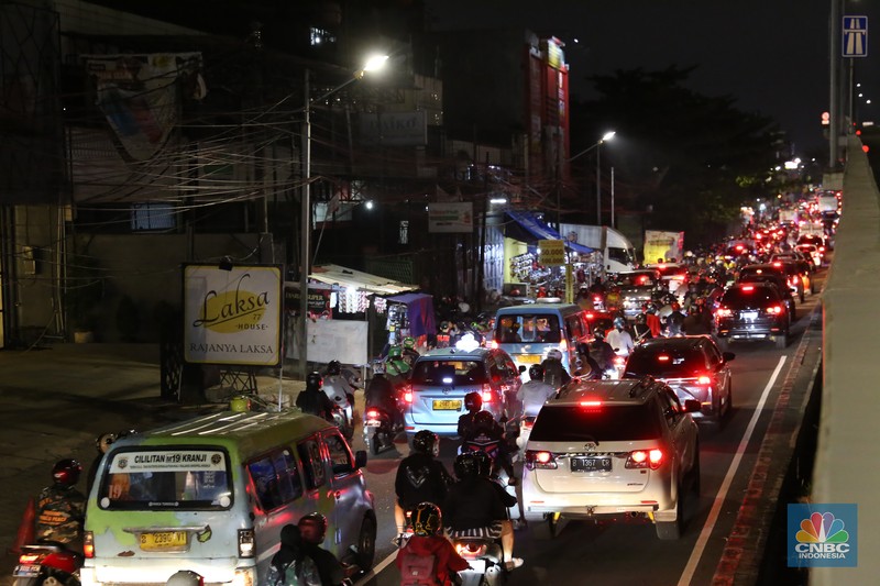 Pemudik sepeda motor mulai memadati Jalan Kalimalang Jakarta TImur pada (18/04/2023) malam. (CNBC Indonesia/Tias Budiarto)