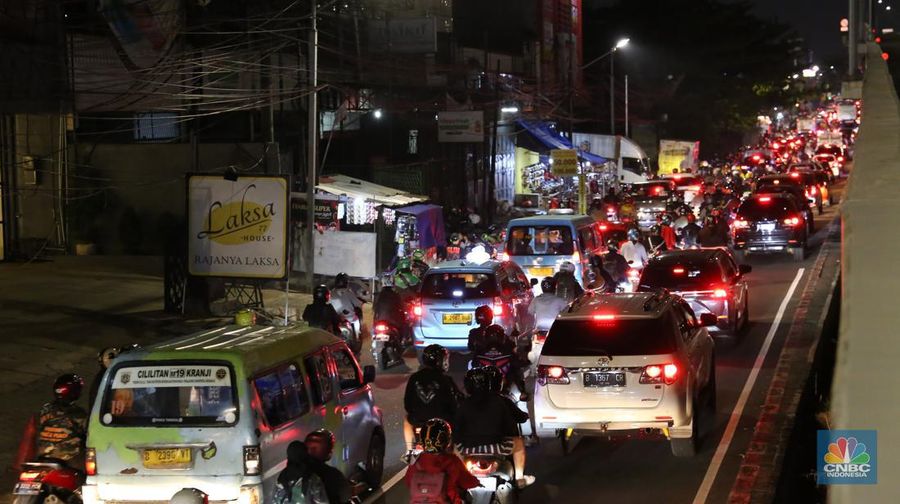 Pemudik sepeda motor mulai memadati Jalan Kalimalang Jakarta TImur pada (18/04/2023) malam. (CNBC Indonesia/Tias Budiarto)
