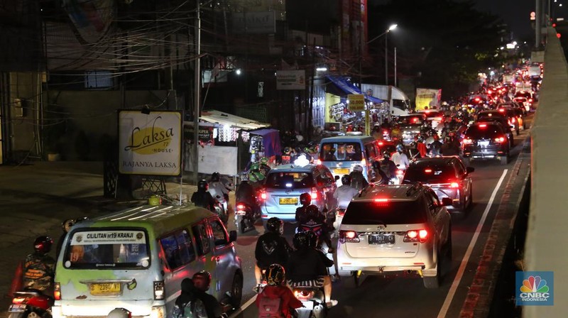 Pemudik sepeda motor mulai memadati Jalan Kalimalang Jakarta TImur pada (18/04/2023) malam. (CNBC Indonesia/Tias Budiarto)