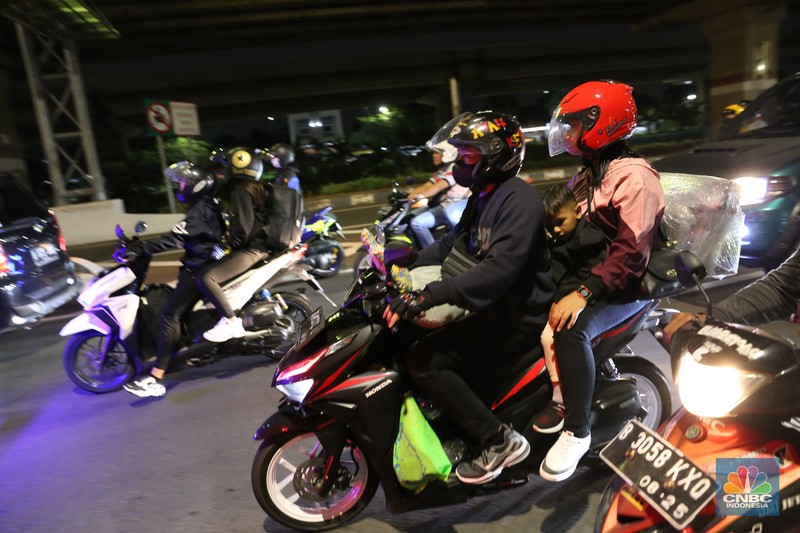 Pemudik sepeda motor mulai memadati Jalan Kalimalang Jakarta TImur pada (18/04/2023) malam. (CNBC Indonesia/Tias Budiarto)