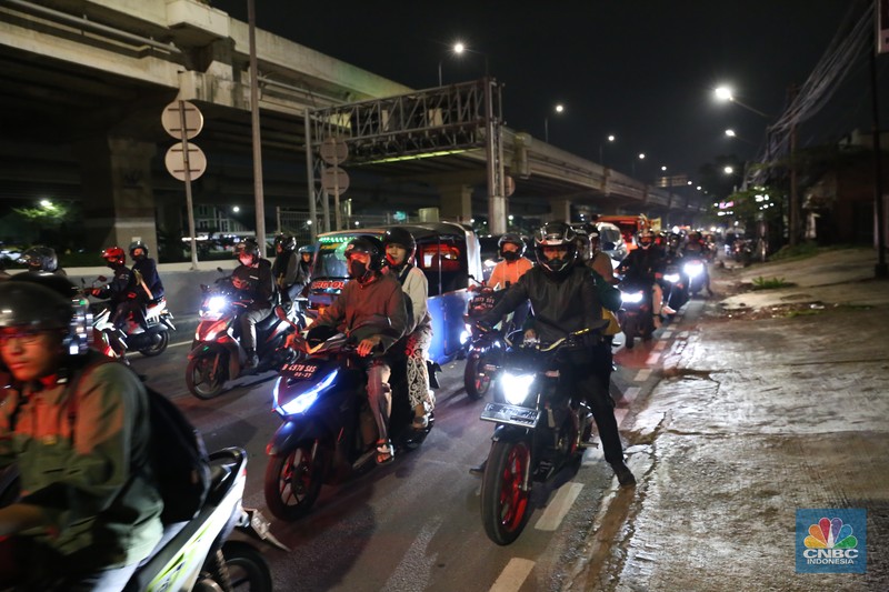 Pemudik sepeda motor mulai memadati Jalan Kalimalang Jakarta TImur pada (18/04/2023) malam. (CNBC Indonesia/Tias Budiarto)
