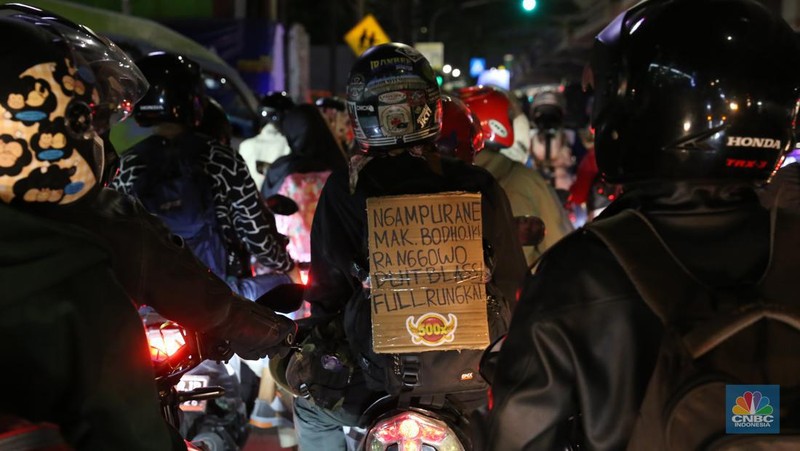 Pemudik sepeda motor mulai memadati Jalan Kalimalang Jakarta TImur pada (18/04/2023) malam. (CNBC Indonesia/Tias Budiarto)