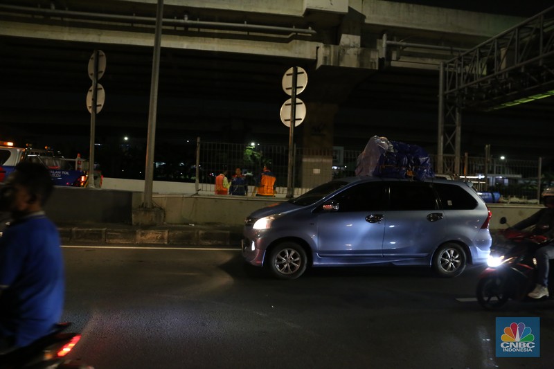 Pemudik sepeda motor mulai memadati Jalan Kalimalang Jakarta TImur pada (18/04/2023) malam. (CNBC Indonesia/Tias Budiarto)