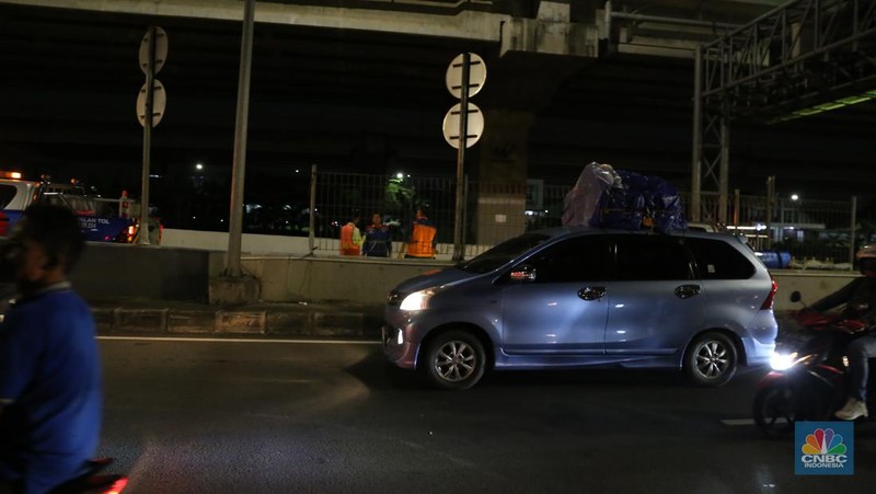 Pemudik sepeda motor mulai memadati Jalan Kalimalang Jakarta TImur pada (18/04/2023) malam. (CNBC Indonesia/Tias Budiarto)