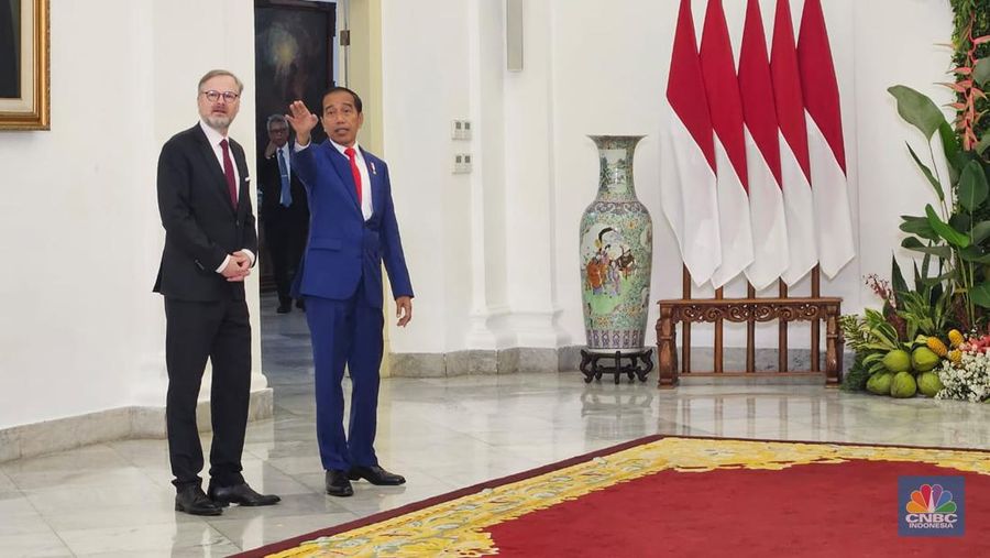 Presiden Joko Widodo (Jokowi) menerima kunjungan resmi Perdana Menteri Ceko Petr Fiala di Istana Kepresidenan Bogor, Provinsi Jawa Barat, Selasa (18/4/2023). (CNBC Indonesia/Emir Yanwardhana)