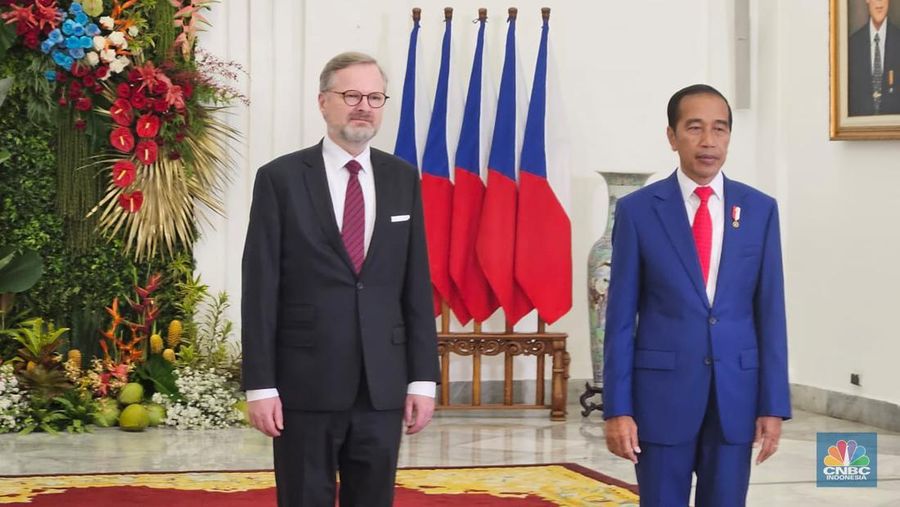 Presiden Joko Widodo menerima kunjungan resmi Perdana Menteri Ceko Petr Fiala di Istana Kepresidenan Bogor, Rabu (18/4/2023). Upacara penyambutan dilakukan di halaman depan istana.   (CNBC Indonesia/Emir Yanwardhana)