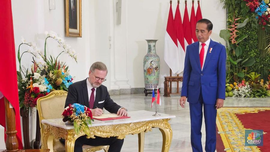 Presiden Joko Widodo menerima kunjungan resmi Perdana Menteri Ceko Petr Fiala di Istana Kepresidenan Bogor, Rabu (18/4/2023). Upacara penyambutan dilakukan di halaman depan istana. (CNBC Indonesia/Emir Yanwardhana)