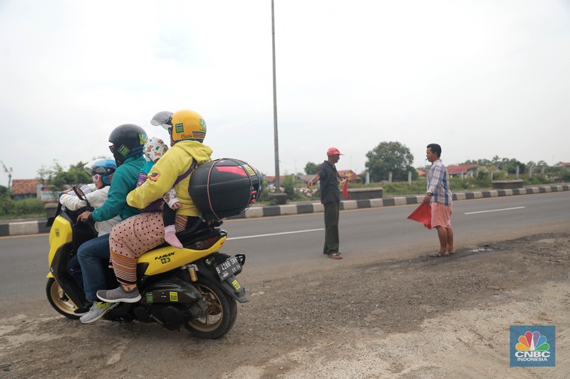 Sejumlah kendaraan bermotor melintas di Kawasan Simpang Jomin, Kab Karawang, Jawa Barat, Selasa, (18/4/2023). Sejumlah kendaraan bermotor melintas di Kawasan Simpang Jomin, Kab Karawang, Jawa Barat, Selasa, (18/4/2023). (CNBC Indonesia/Muhammad Sabki)