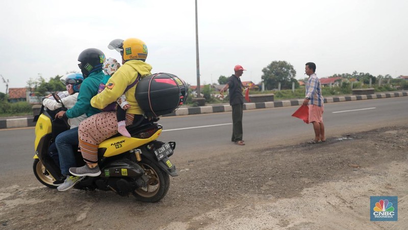 Sejumlah kendaraan bermotor melintas di Kawasan Simpang Jomin, Kab Karawang, Jawa Barat, Selasa, (18/4/2023).  (CNBC Indonesia/Muhammad Sabki)