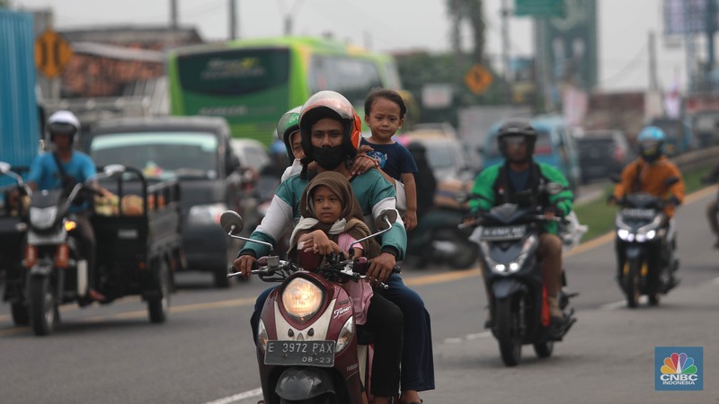 Sejumlah kendaraan bermotor melintas di Kawasan Simpang Jomin, Kab Karawang, Jawa Barat, Selasa, (18/4/2023). Sejumlah kendaraan bermotor melintas di Kawasan Simpang Jomin, Kab Karawang, Jawa Barat, Selasa, (18/4/2023). (CNBC Indonesia/Muhammad Sabki)