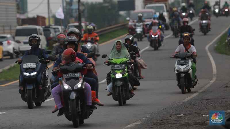 Sejumlah kendaraan bermotor melintas di Kawasan Simpang Jomin, Kab Karawang, Jawa Barat, Selasa, (18/4/2023). Sejumlah kendaraan bermotor melintas di Kawasan Simpang Jomin, Kab Karawang, Jawa Barat, Selasa, (18/4/2023). (CNBC Indonesia/Muhammad Sabki)