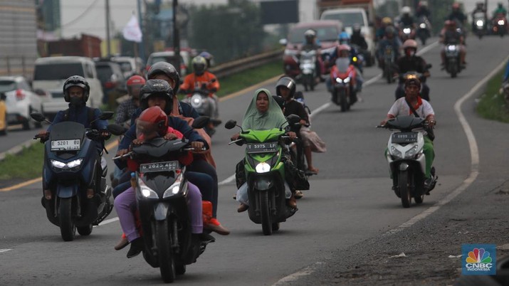 Sejumlah kendaraan bermotor melintas di Kawasan Simpang Jomin, Kab Karawang, Jawa Barat, Selasa, (18/4/2023).  (CNBC Indonesia/Muhammad Sabki)