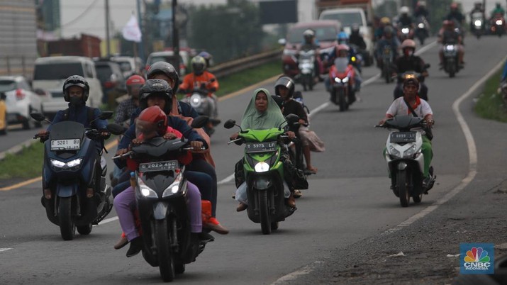 Sejumlah kendaraan bermotor melintas di Kawasan Simpang Jomin, Kab Karawang, Jawa Barat, Selasa, (18/4/2023). (CNBC Indonesia/Muhammad Sabki)