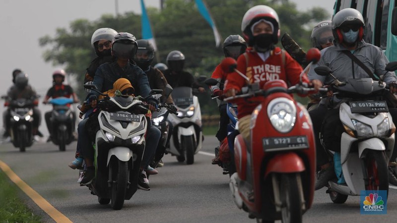Sejumlah kendaraan bermotor melintas di Kawasan Simpang Jomin, Kab Karawang, Jawa Barat, Selasa, (18/4/2023).  (CNBC Indonesia/Muhammad Sabki)