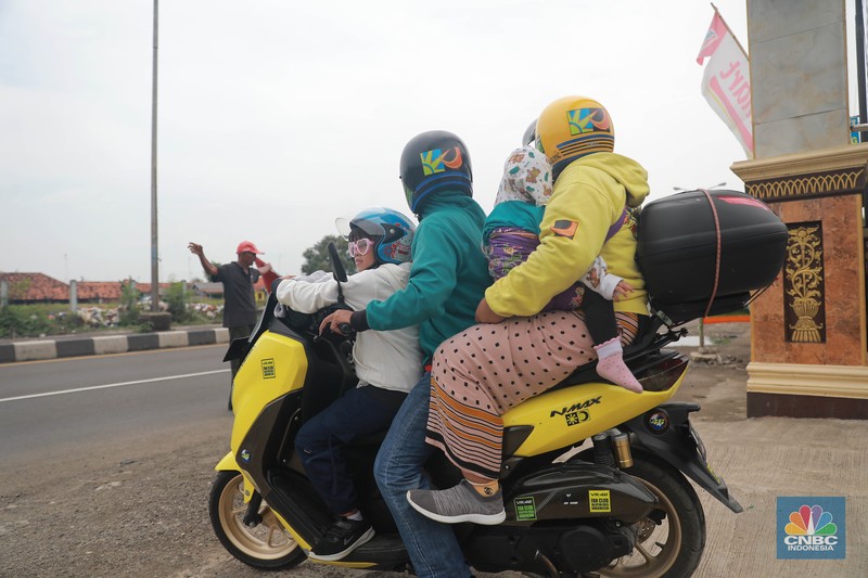 Sejumlah kendaraan bermotor melintas di Kawasan Simpang Jomin, Kab Karawang, Jawa Barat, Selasa, (18/4/2023). Sejumlah kendaraan bermotor melintas di Kawasan Simpang Jomin, Kab Karawang, Jawa Barat, Selasa, (18/4/2023). (CNBC Indonesia/Muhammad Sabki)