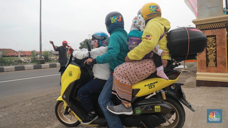 Sejumlah kendaraan bermotor melintas di Kawasan Simpang Jomin, Kab Karawang, Jawa Barat, Selasa, (18/4/2023).  (CNBC Indonesia/Muhammad Sabki)