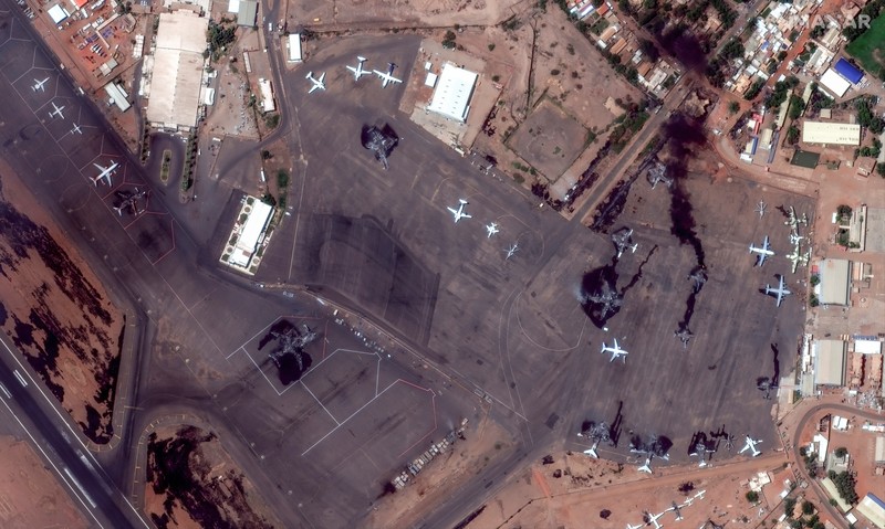 Citra satelit menunjukkan pemandangan  yang hancur di Bandara Internasional Khartoum di Khartoum, Sudan 17 April 2023. Maxar via Reuters