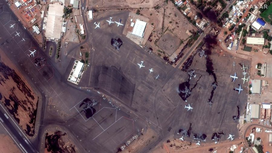 Citra satelit menunjukkan pemandangan  yang hancur di Bandara Internasional Khartoum di Khartoum, Sudan 17 April 2023. Maxar via Reuters