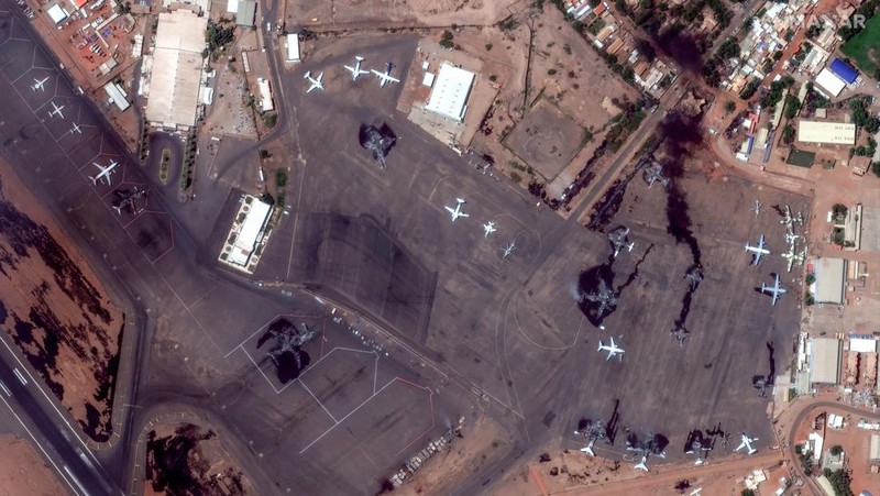 Citra satelit menunjukkan pemandangan  yang hancur di Bandara Internasional Khartoum di Khartoum, Sudan 17 April 2023. Maxar via Reuters