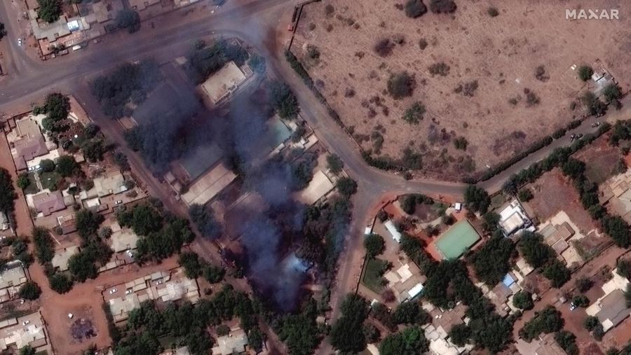 Citra satelit menunjukkan pemandangan  yang hancur di Bandara Internasional Khartoum di Khartoum, Sudan 17 April 2023. Maxar via Reuters