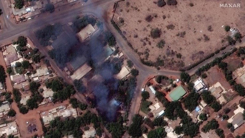 Citra satelit menunjukkan pemandangan  yang hancur di Bandara Internasional Khartoum di Khartoum, Sudan 17 April 2023. Maxar via Reuters