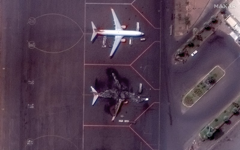 Citra satelit menunjukkan pemandangan  yang hancur di Bandara Internasional Khartoum di Khartoum, Sudan 17 April 2023. Maxar via Reuters
