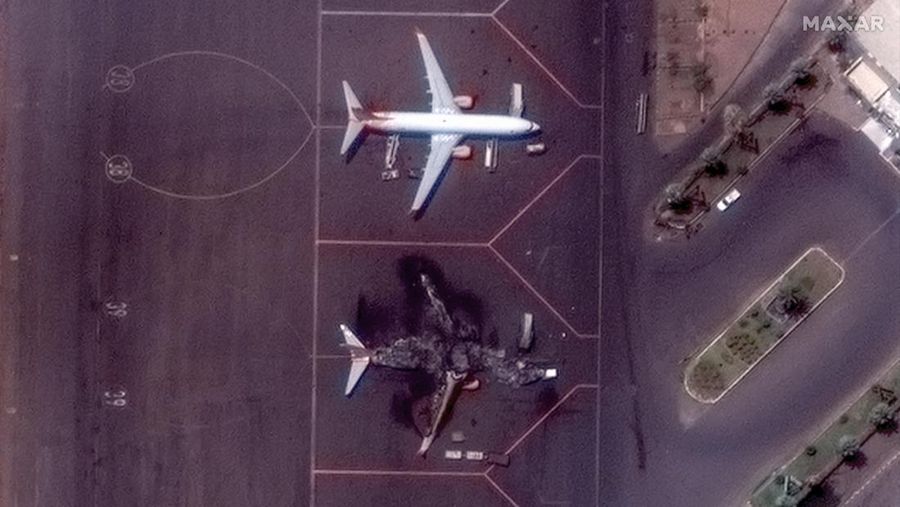 Citra satelit menunjukkan pemandangan  yang hancur di Bandara Internasional Khartoum di Khartoum, Sudan 17 April 2023. Maxar via Reuters