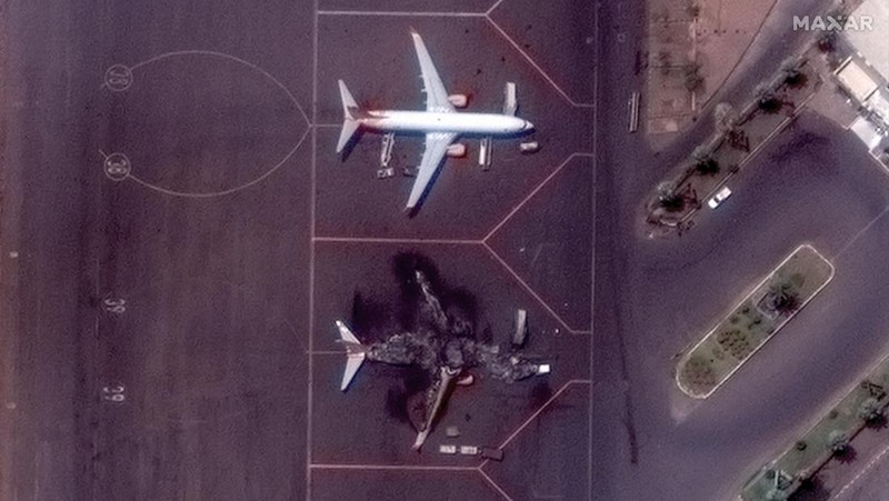 Citra satelit menunjukkan pemandangan  yang hancur di Bandara Internasional Khartoum di Khartoum, Sudan 17 April 2023. Maxar via Reuters