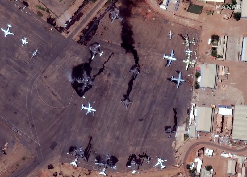 Citra satelit menunjukkan pemandangan  yang hancur di Bandara Internasional Khartoum di Khartoum, Sudan 17 April 2023. Maxar via Reuters
