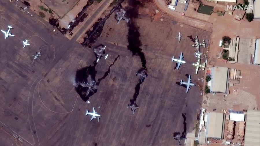 Citra satelit menunjukkan pemandangan  yang hancur di Bandara Internasional Khartoum di Khartoum, Sudan 17 April 2023. Maxar via Reuters