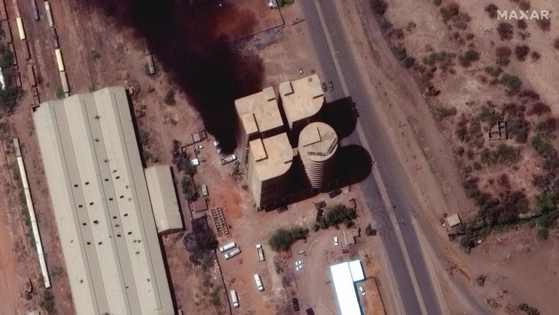Citra satelit menunjukkan pemandangan  yang hancur di Bandara Internasional Khartoum di Khartoum, Sudan 17 April 2023. Maxar via Reuters