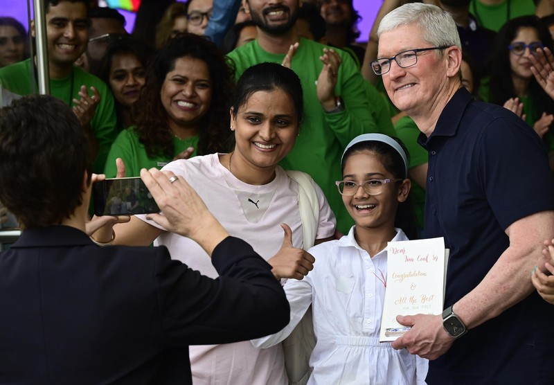 CEO Apple Tim Cook membuka tokonya di India. Toko ini menjadi sejarah baru bagi pembuat IPhone di pasar ponsel pintar terbesar kedua di dunia itu. (Hindustan Times via Getty Images) CEO Apple Tim Cook membuka tokonya di India. Toko ini menjadi sejarah baru bagi pembuat IPhone di pasar ponsel pintar terbesar kedua di dunia itu. (Hindustan Times via Getty Images)