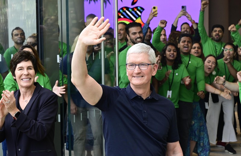 CEO Apple Tim Cook membuka tokonya di India. Toko ini menjadi sejarah baru bagi pembuat IPhone di pasar ponsel pintar terbesar kedua di dunia itu. (Hindustan Times via Getty Images) CEO Apple Tim Cook membuka tokonya di India. Toko ini menjadi sejarah baru bagi pembuat IPhone di pasar ponsel pintar terbesar kedua di dunia itu. (Hindustan Times via Getty Images)