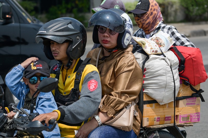 Arus mudik mulai terlihat padat di jakur Nagreg, Bandung, Jawa Barat, Rabu (19/4/2023). (Photo by TIMUR MATAHARI/AFP via Getty Images) Arus mudik mulai terlihat padat di jakur Nagreg, Bandung, Jawa Barat, Rabu (19/4/2023). (Photo by TIMUR MATAHARI/AFP via Getty Images)