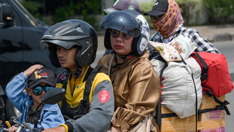 Arus mudik mulai terlihat padat di jakur Nagreg, Bandung, Jawa Barat, Rabu (19/4/2023). (Photo by TIMUR MATAHARI/AFP via Getty Images)