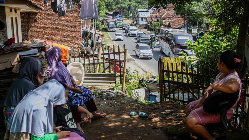 Arus mudik mulai terlihat padat di jakur Nagreg, Bandung, Jawa Barat, Rabu (19/4/2023). (Photo by TIMUR MATAHARI/AFP via Getty Images)