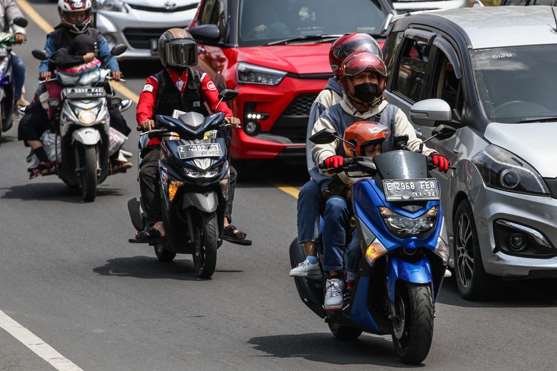 Arus mudik mulai terlihat padat di jakur Nagreg, Bandung, Jawa Barat, Rabu (19/4/2023). (Photo by TIMUR MATAHARI/AFP via Getty Images) Arus mudik mulai terlihat padat di jakur Nagreg, Bandung, Jawa Barat, Rabu (19/4/2023). (Photo by TIMUR MATAHARI/AFP via Getty Images)