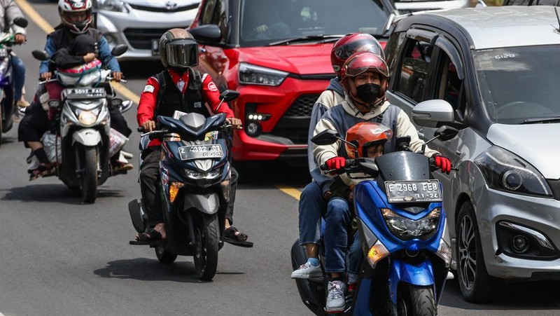 Arus mudik mulai terlihat padat di jakur Nagreg, Bandung, Jawa Barat, Rabu (19/4/2023). (Photo by TIMUR MATAHARI/AFP via Getty Images)